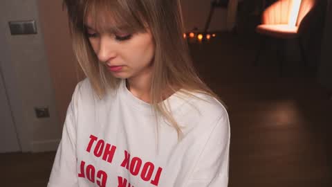 Snapshot of variety_moments chatting on 01/27/25, 03:18 Heeeeey Im Hanna the art of tease online show from 01/27/25, 03:18