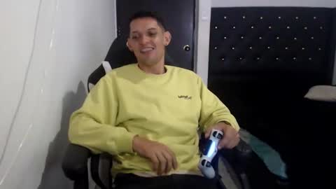 Snapshot of varonelite chatting on 02/16/26, 02:51 Andres online show from 02/16/26, 02:51