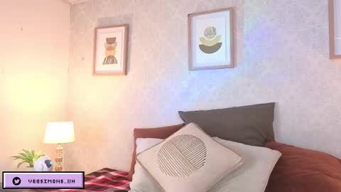 Vee Simons online show from 12/17/25, 07:42