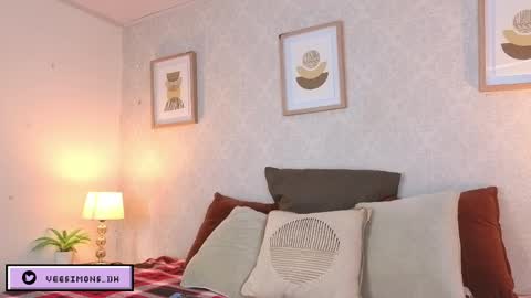 Vee Simons online show from 04/09/26, 08:14