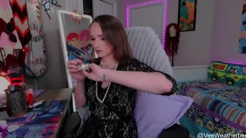 Snapshot of veeweatherbee chatting on 05/16/26, 12:18 Violet Weatherbee online show from 05/16/26, 12:18