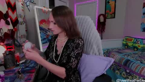 Snapshot of veeweatherbee chatting on 05/16/26, 12:40 Violet Weatherbee online show from 05/16/26, 12:40