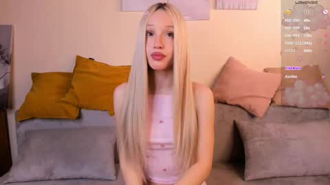 Snapshot of velourorbit chatting on 03/18/26, 05:54 Hi im Hannah online show from 03/18/26, 05:54
