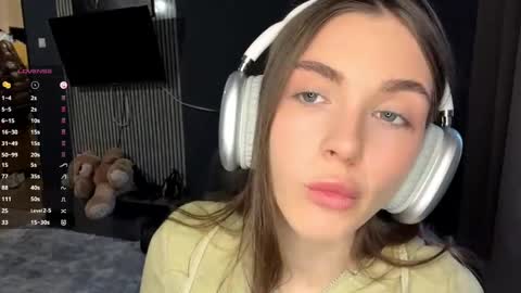 Nia online show from 04/05/26, 02:58