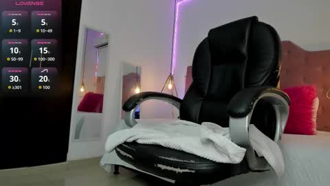 velveet_ online show from 12/18/25, 11:38