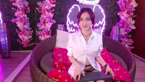 Snapshot of velvet_c4k3 chatting on 11/10/25, 01:43 Velvet c4k3 online show from 11/10/25, 01:43