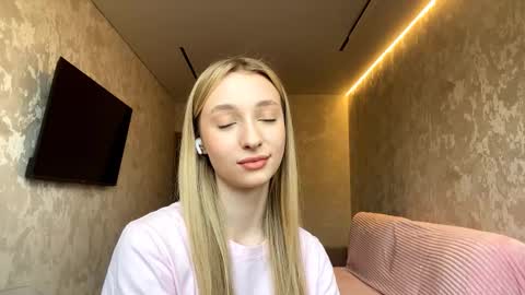 Snapshot of velvethonerkamp chatting on 11/16/25, 07:14 Nika online show from 11/16/25, 07:14