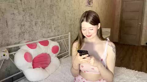 Snapshot of velvetsine chatting on 11/17/25, 08:31 Emily online show from 11/17/25, 08:31