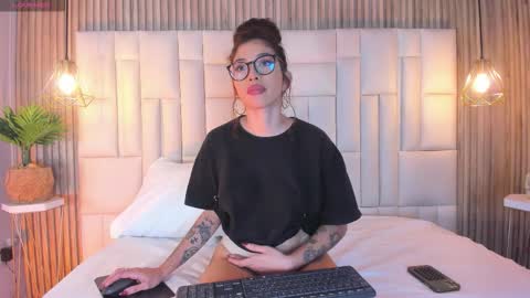 venez sofia  online show from 12/16/25, 10:48