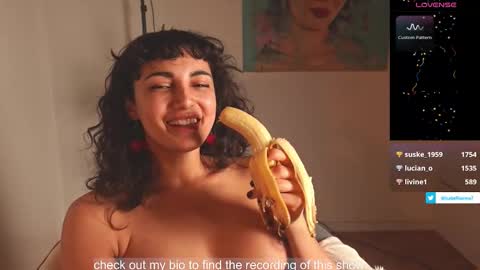 Snapshot of venus_in_jeans chatting on 01/15/25, 08:05 Bella online show from 01/15/25, 08:05