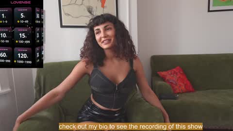 Snapshot of venus_in_jeans chatting on 09/18/25, 02:19 Bella online show from 09/18/25, 02:19