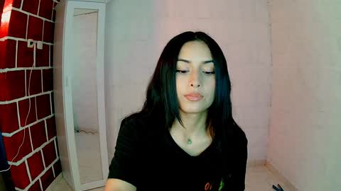 Snapshot of venus_megan chatting on 12/19/24, 10:10 emily independent account MY conextion 1100 GTM to 17hr GTM online show from 12/19/24, 10:10