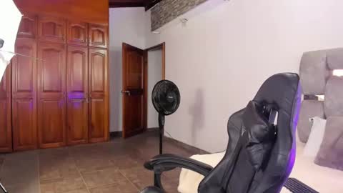 Snapshot of venus_speer chatting on 02/08/25, 01:32 Luisa online show from 02/08/25, 01:32