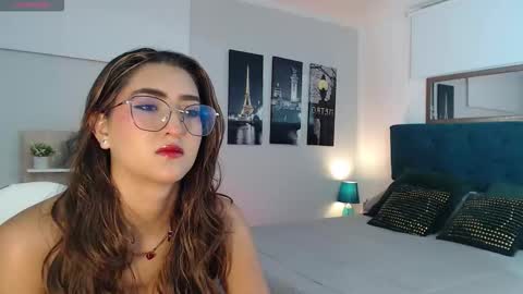 Snapshot of venus_steffen chatting on 10/07/25, 12:35 Mia online show from 10/07/25, 12:35