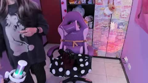     online show from 11/21/25, 12:10