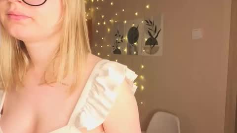 Veronica online show from 11/10/25, 06:12