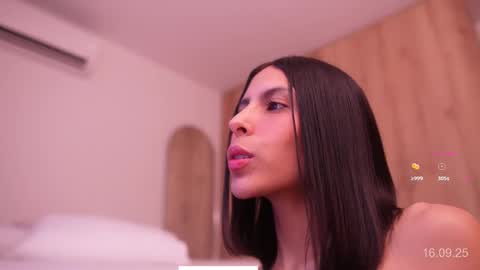 Veronica online show from 09/16/25, 12:28