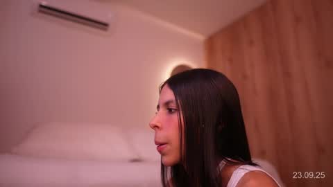 Veronica online show from 09/23/25, 12:19