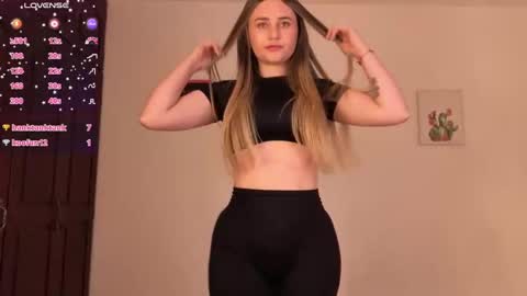 Snapshot of veronika__winslow_ chatting on 10/05/25, 08:23 Vero online show from 10/05/25, 08:23