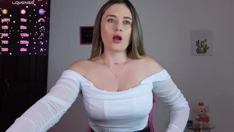 Snapshot of veronika__winslow_ chatting on 10/11/25, 03:06 Vero online show from 10/11/25, 03:06