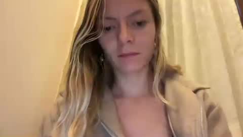 Snapshot of viajemos chatting on 07/16/26, 10:49 papichulo y mamichula online show from 07/16/26, 10:49