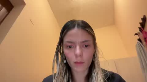 Snapshot of viajemos chatting on 07/18/26, 02:54 papichulo y mamichula online show from 07/18/26, 02:54