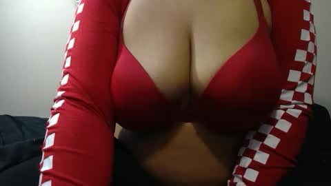 Snapshot of vibe_xxxo chatting on 01/08/26, 02:36 vibe_xxxo online show from 01/08/26, 02:36