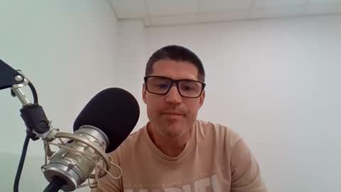 Snapshot of vibratorul89 chatting on 11/18/25, 04:00 vibratorul89 online show from 11/18/25, 04:00