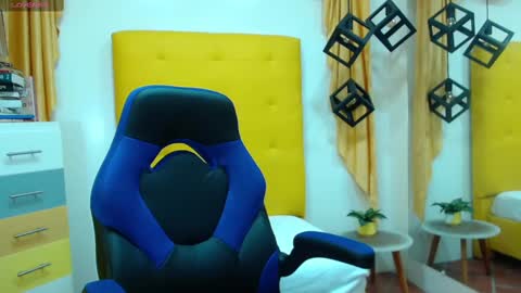 Snapshot of vic_nahomy chatting on 02/04/25, 12:22 nahomy online show from 02/04/25, 12:22