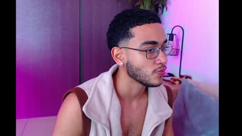 Snapshot of vicente_mendoza chatting on 12/30/24, 09:40 Vic online show from 12/30/24, 09:40