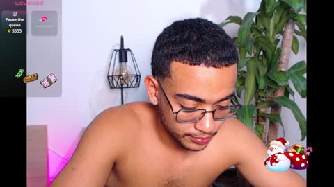 Snapshot of vicente_mendoza chatting on 02/26/25, 01:00 Vic online show from 02/26/25, 01:00