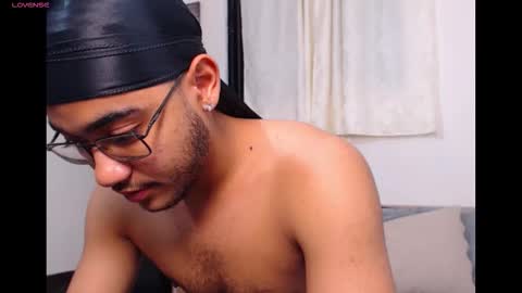 Snapshot of vicente_mendoza chatting on 09/17/25, 01:18 Vic online show from 09/17/25, 01:18