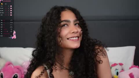 Snapshot of vicky_curly chatting on 12/15/25, 03:33 vicky_curly online show from 12/15/25, 03:33