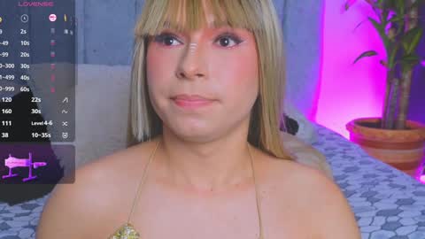 Snapshot of vicky_hot_x chatting on 12/12/24, 07:04 online show from 12/12/24, 07:04