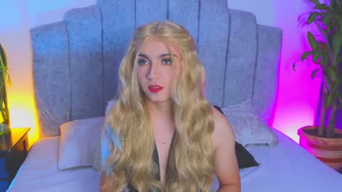 Snapshot of vicky_hot_x chatting on 01/03/25, 06:22 online show from 01/03/25, 06:22