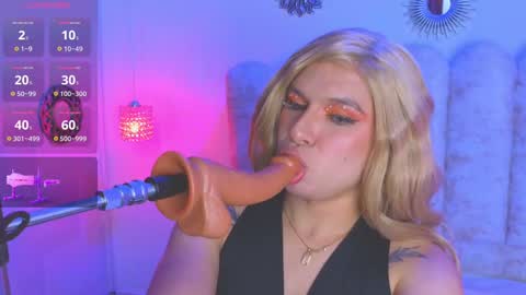 Snapshot of vicky_hot_x chatting on 02/17/25, 12:43 online show from 02/17/25, 12:43