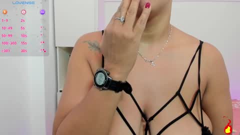 Snapshot of vicky_ruiz chatting on 03/08/25, 12:09 V I C K Y online show from 03/08/25, 12:09