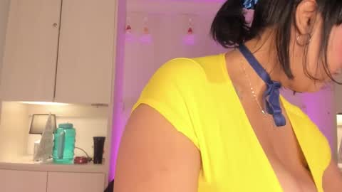 Snapshot of vicky_ruiz chatting on 11/30/25, 12:09 V I C K Y online show from 11/30/25, 12:09