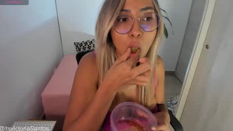 Victoria Santos online show from 10/28/25, 03:10