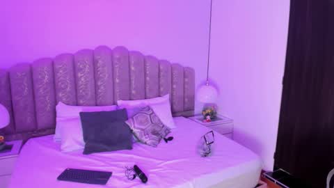 Snapshot of victoria_cooper3 chatting on 01/15/26, 12:10 valentina online show from 01/15/26, 12:10