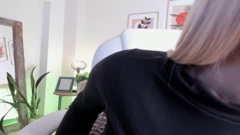 victoria_giraldo online show from 12/18/25, 08:20