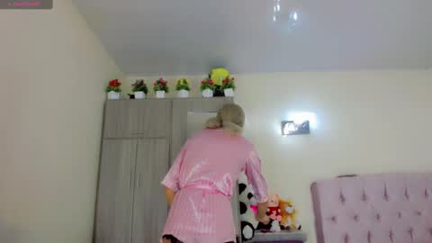 Snapshot of victoria_kastelo chatting on 12/12/24, 07:26 Victoria online show from 12/12/24, 07:26