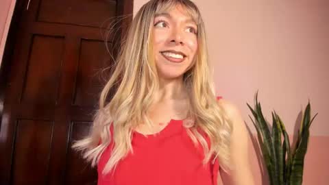 Snapshot of victoria_qq chatting on 09/25/25, 06:44 D A N I online show from 09/25/25, 06:44