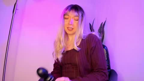 Snapshot of victoria_qq chatting on 10/15/25, 02:11 D A N I online show from 10/15/25, 02:11