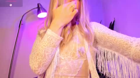 Snapshot of victoria_qq chatting on 10/17/25, 08:33 D A N I online show from 10/17/25, 08:33