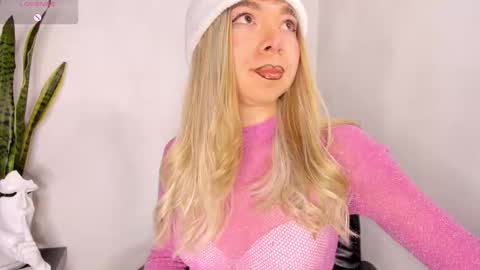 Snapshot of victoria_qq chatting on 10/19/25, 08:53 D A N I online show from 10/19/25, 08:53