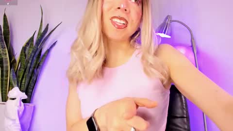 Snapshot of victoria_qq chatting on 10/27/25, 04:22 D A N I online show from 10/27/25, 04:22