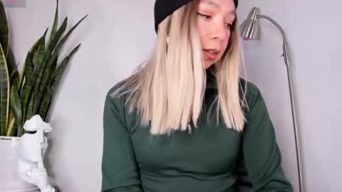 Snapshot of victoria_qq chatting on 10/28/25, 05:04 D A N I online show from 10/28/25, 05:04