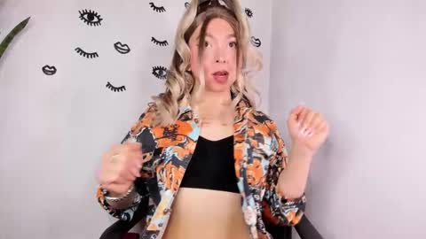 Snapshot of victoria_qq chatting on 11/13/25, 09:58 D A N I online show from 11/13/25, 09:58