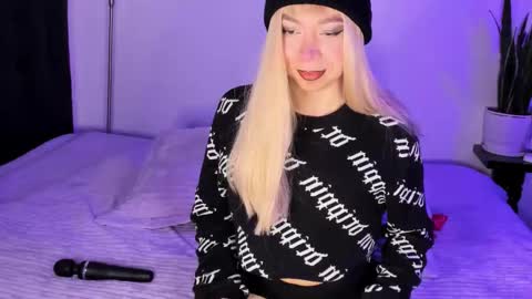 Snapshot of victoria_qq chatting on 11/16/25, 05:40 D A N I online show from 11/16/25, 05:40